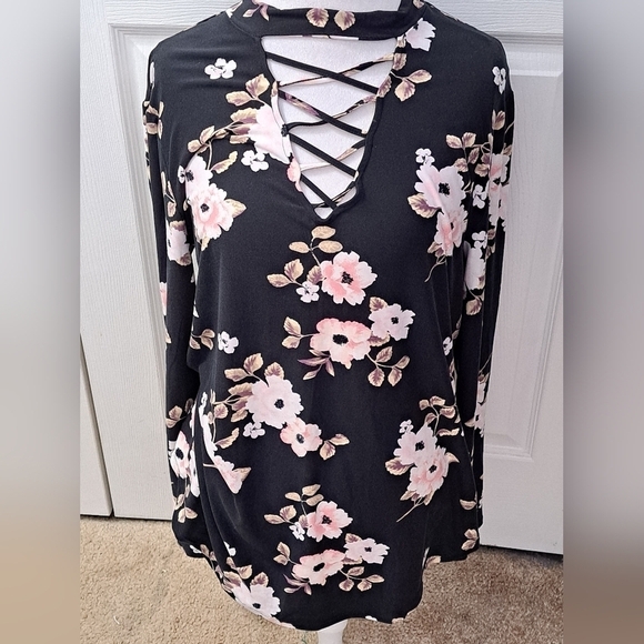 Pink Floral Tunic With A Criss Coss Neckline        Size XXL - Picture 8 of 10